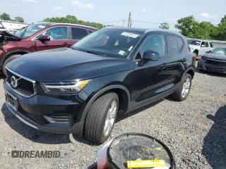2020 Volvo XC40 Momentum z VIN YV4162UK9L2251101, wystawiony jako Copart lot #61938055 z przebiegiem 24 728 mil mil oraz Szkoda całkowita • Salvage title. Historia ofert i sprzedaży dostępna na DreamBid. Obrazek 1.