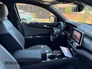2024 Volkswagen Atlas SEL R-Line with VIN 1V2AE2CA3RC239395, listed as a Copart auction lot 64673685 with 1,724 mi miles and Clean title. Bid and sale history available at DreamBid. Image 5.