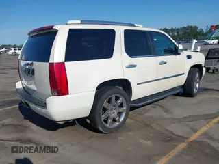 2007 Cadillac Escalade z VIN 1GYEC63817R312426, wystawiony jako IAAI lot #42332110 z przebiegiem 267 506 mil mil oraz . Historia ofert i sprzedaży dostępna na DreamBid. Obrazek 4.