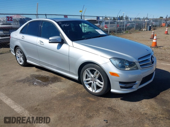 2013 Mercedes-Benz C 250 Sport z VIN WDDGF4HB9DA873732, wystawiony jako IAAI lot #41755981 z przebiegiem 82 181 mil mil oraz . Historia ofert i sprzedaży dostępna na DreamBid. Obrazek 1.