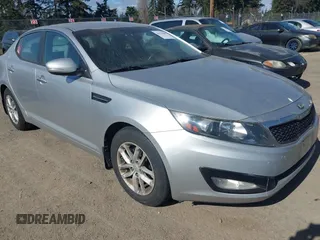 2013 Kia Optima LX z VIN KNAGM4A74D5371383, wystawiony jako IAAI lot #41756449 z przebiegiem 133 002 mil mil oraz . Historia ofert i sprzedaży dostępna na DreamBid. Obrazek 1.