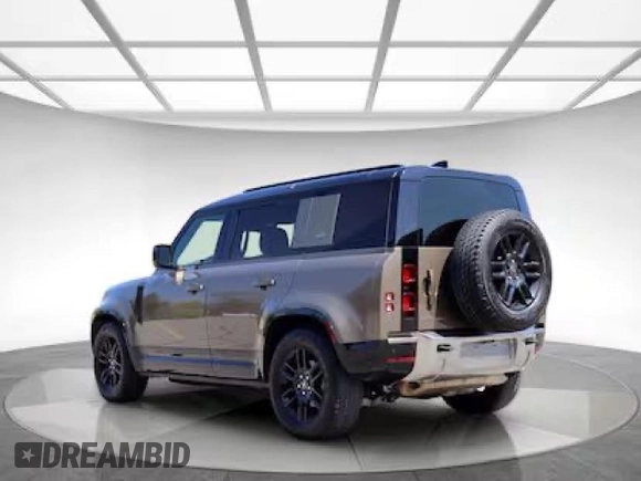 2022 Land Rover Defender S z VIN SALEJ7RX7N20764XX, wystawiony jako Copart lot #55269965 z przebiegiem 32 231 mil mil oraz Czysty tytuł • Clean title. Historia ofert i sprzedaży dostępna na DreamBid. Obrazek 4.