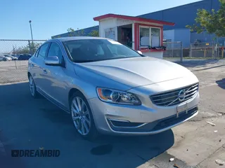2016 Volvo S60 T5 Drive-E Platinum z VIN LYV402FM0GB102130, wystawiony jako IAAI lot #41665141 z przebiegiem 64 965 mil mil oraz . Historia ofert i sprzedaży dostępna na DreamBid. Obrazek 1.