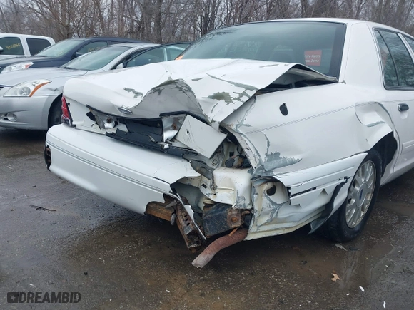 2005 Ford Crown Victoria LX with VIN 2FAFP74WX5X105415, listed as a IAAI auction lot 41523383 with 119,222 mi miles. Bid and sale history available at carsss.com. Image 6.