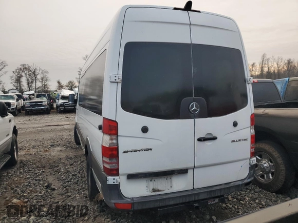 2014 Mercedes-Benz Sprinter with VIN WDZPE8DC9E5852585, listed as a Copart auction lot 84082834 with 378,412 mi miles and Salvage Title. Bid and sale history available at DreamBid. Image 6.