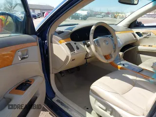 2007 Toyota Avalon XL z VIN 4T1BK36B47U181177, wystawiony jako IAAI lot #42104757 z przebiegiem 391 116 mil mil oraz . Historia ofert i sprzedaży dostępna na DreamBid. Obrazek 5.