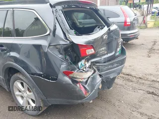 2013 Subaru Outback Premium z VIN 4S4BRBCC9D3323317, wystawiony jako IAAI lot #42303328 z przebiegiem 199 802 mil mil oraz . Historia ofert i sprzedaży dostępna na DreamBid. Obrazek 6.
