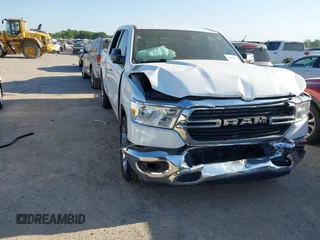 2021 Ram 1500 Big Horn z VIN 1C6RREFT9MN610247, wystawiony jako IAAI lot #41989670 z przebiegiem 106 482 mil mil oraz . Historia ofert i sprzedaży dostępna na DreamBid. Obrazek 1.