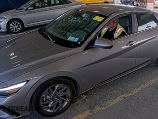 2024 Hyundai Elantra SEL z VIN KMHLM4DG8RU636246, wystawiony jako IAAI lot #42808858 z przebiegiem 37 872 mil mil oraz . Historia ofert i sprzedaży dostępna na DreamBid. Obrazek 5.