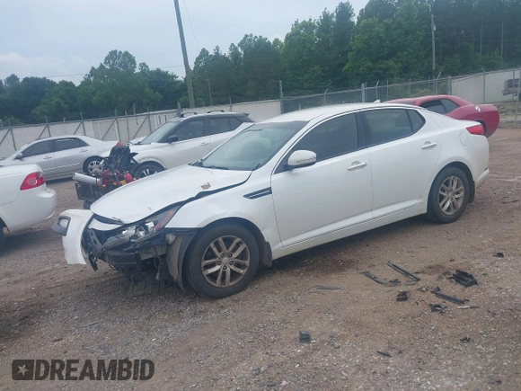 2013 Kia Optima LX z VIN KNAGM4A79D5304780, wystawiony jako IAAI lot #42277179 z przebiegiem 139 841 mil mil oraz . Historia ofert i sprzedaży dostępna na DreamBid. Obrazek 2.