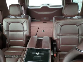 2019 Lincoln Navigator Black Label z VIN 5LMJJ2TT0KEL21795, wystawiony jako Copart lot #61016525 z przebiegiem 65 751 mil mil oraz Szkoda całkowita • Salvage title. Historia ofert i sprzedaży dostępna na DreamBid. Obrazek 10.