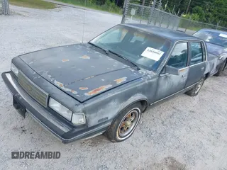 1987 Chevrolet Celebrity z VIN 1G1AW51W9H6195195, wystawiony jako IAAI lot #42040092 z przebiegiem 117 321 mil mil oraz . Historia ofert i sprzedaży dostępna na DreamBid. Obrazek 2.