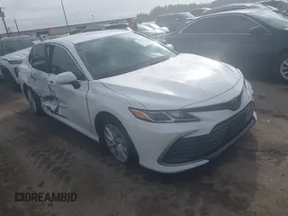 2024 Toyota Camry LE z VIN 4T1R11AK3RU225203, wystawiony jako IAAI lot #41102595 z przebiegiem 10 047 mil mil oraz . Historia ofert i sprzedaży dostępna na DreamBid. Obrazek 1.