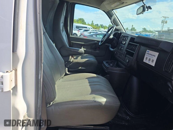 2021 Chevrolet Express Cargo z VIN 1GCWGAFPXM1166123, wystawiony jako IAAI lot #42566386 z przebiegiem 112 553 mil mil oraz . Historia ofert i sprzedaży dostępna na DreamBid. Obrazek 7.