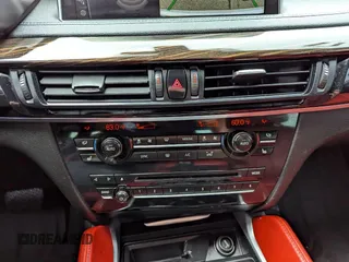 2017 BMW X6 xDrive35i z VIN 5UXKU2C38H0U30XXX, wystawiony jako Copart lot #60346505 z przebiegiem 70 591 mil mil oraz Czysty tytuł • Clean title. Historia ofert i sprzedaży dostępna na DreamBid. Obrazek 9.