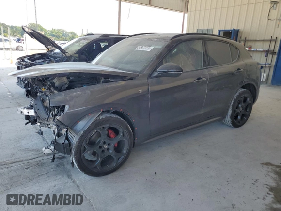 2024 Alfa Romeo Stelvio Ti z VIN ZASPAKBN5R7D80366, wystawiony jako Copart lot #54667015 z przebiegiem 9 254 mil mil oraz Nie do naprawy • Non repairable. Historia ofert i sprzedaży dostępna na DreamBid. Obrazek 1.