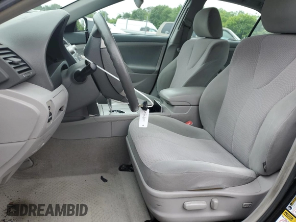 2010 Toyota Camry z VIN 4T1BF3EK8AU037547, wystawiony jako Copart lot #59762365 z przebiegiem 106 637 mil mil oraz Szkoda całkowita • Salvage title. Historia ofert i sprzedaży dostępna na DreamBid. Obrazek 7.
