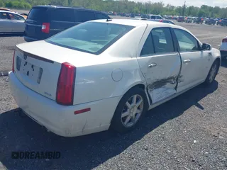 2008 Cadillac STS RWD z VIN 1G6DZ67A580168157, wystawiony jako IAAI lot #42133003 z przebiegiem 133 928 mil mil oraz . Historia ofert i sprzedaży dostępna na DreamBid. Obrazek 4.