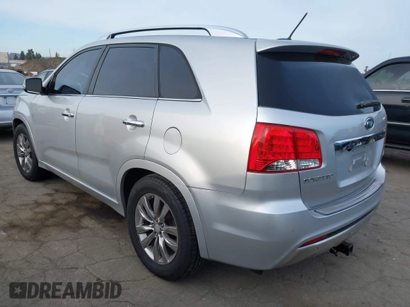 2013 Kia Sorento SX z VIN 5XYKW4A27DG380954, wystawiony jako IAAI lot #41932872 z przebiegiem 183 599 mil mil oraz . Historia ofert i sprzedaży dostępna na DreamBid. Obrazek 3.
