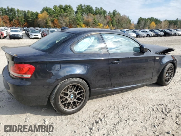 2013 BMW 1 Series 128i z VIN WBAUP9C57DVF46781, wystawiony jako Copart lot #77449004 z przebiegiem 98 551 mil mil oraz Czysty tytuł • Clean title. Historia ofert i sprzedaży dostępna na DreamBid. Obrazek 3.