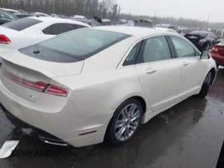 2015 Lincoln MKZ z VIN 3LN6L2JK1FR603766, wystawiony jako IAAI lot #41975944 z przebiegiem 81 547 mil mil oraz . Historia ofert i sprzedaży dostępna na DreamBid. Obrazek 4.