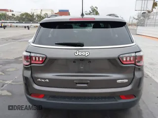 2022 Jeep Compass Latitude z VIN 3C4NJDBB2NT176163, wystawiony jako IAAI lot #42042396 z przebiegiem 174 025 mil mil oraz . Historia ofert i sprzedaży dostępna na DreamBid. Obrazek 16.