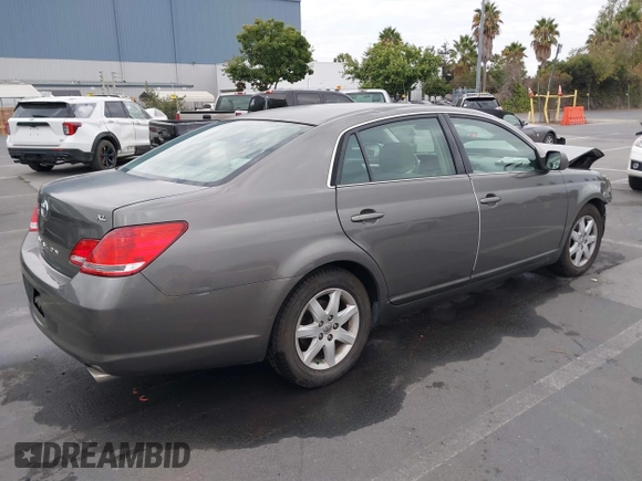 2007 Toyota Avalon XL z VIN 4T1BK36B97U185001, wystawiony jako IAAI lot #39698759 z przebiegiem 132 230 mil mil oraz . Historia ofert i sprzedaży dostępna na DreamBid. Obrazek 4.