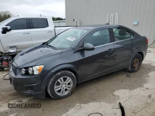 2016 Chevrolet Sonic LT z VIN 1G1JC5SH7G4165132, wystawiony jako Copart lot #55702005 z przebiegiem 222 649 mil mil oraz Czysty tytuł • Clean title. Historia ofert i sprzedaży dostępna na DreamBid. Obrazek 1.