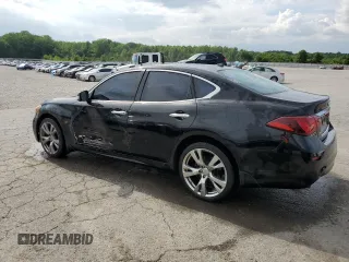 2015 Infiniti Q70 z VIN JN1BY1AR2FM561664, wystawiony jako Copart lot #56553975 z przebiegiem 199 917 mil mil oraz Szkody całkowita. Historia ofert i sprzedaży dostępna na DreamBid. Obrazek 2.