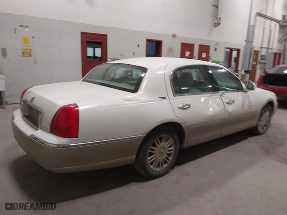 2007 Lincoln Town Car Signature Limited with VIN 1LNHM82V57Y612944, listed as a IAAI auction lot 41461980 with 184,653 mi miles. Bid and sale history available at carsss.com. Image 4.