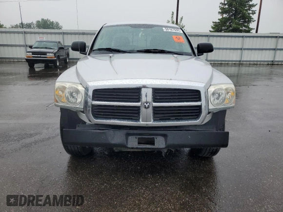 2005 Dodge Dakota SLT z VIN 1D7HW48N45S253901, wystawiony jako Copart lot #59167695 z przebiegiem 134 353 mil mil oraz Czysty tytuł • Clean title. Historia ofert i sprzedaży dostępna na DreamBid. Obrazek 5.