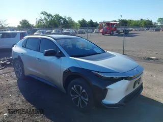 2024 Toyota bZ4X XLE z VIN JTMABACA9RA055918, wystawiony jako IAAI lot #42204889 z przebiegiem 8 518 mil mil oraz . Historia ofert i sprzedaży dostępna na DreamBid. Obrazek 1.