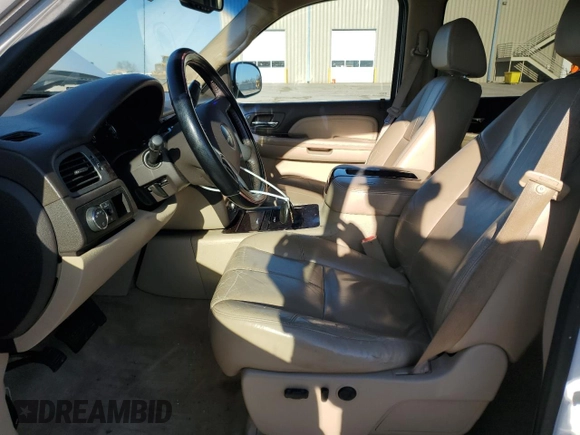 2008 GMC Sierra Denali z VIN 2GTEK638481300628, wystawiony jako Copart lot #46899905 z przebiegiem 186 131 mil mil oraz Szkody całkowita. Historia ofert i sprzedaży dostępna na DreamBid. Obrazek 7.