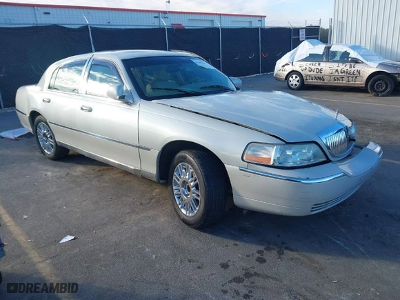 2006 Lincoln Town Car Signature Limited with VIN 1LNHM82W16Y601270, listed as a IAAI auction lot 41395644 with 200,085 mi miles. Bid and sale history available at carsss.com. Image 1.