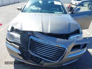 2014 Chrysler 300 z VIN 2C3CCAAGXEH335800, wystawiony jako IAAI lot #41984427 z przebiegiem 247 358 mil mil oraz . Historia ofert i sprzedaży dostępna na DreamBid. Obrazek 6.
