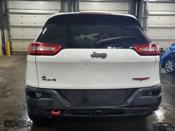2014 Jeep Cherokee Trailhawk z VIN 1C4PJMBB5EW159957, wystawiony jako Copart lot #58535135 z przebiegiem 188 216 mil mil oraz Szkoda całkowita • Salvage title. Historia ofert i sprzedaży dostępna na DreamBid. Obrazek 6.