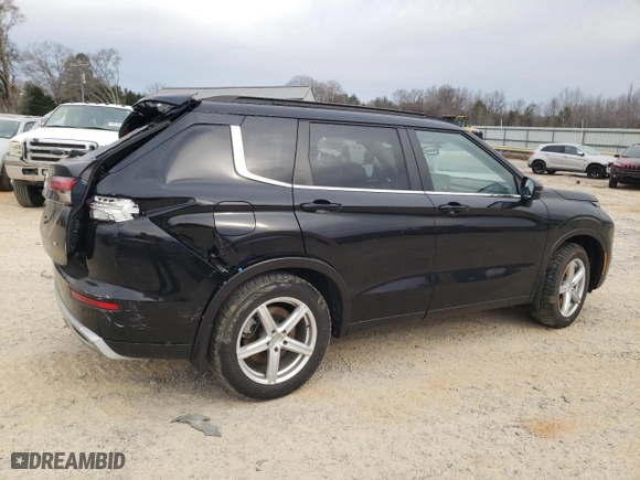 2024 Mitsubishi Outlander SE with VIN JA4J4VA89RZ013827, listed as a Copart auction lot 46090005 with 17,693 mi miles and Salvage Title. Bid and sale history available at carsss.com. Image 3.