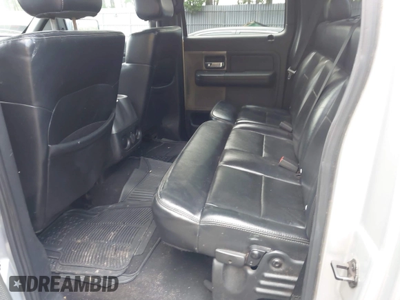 2006 Ford F-150 XLT z VIN 1FTPW14556FA26172, wystawiony jako IAAI lot #42462628 z przebiegiem 281 844 mil mil oraz . Historia ofert i sprzedaży dostępna na DreamBid. Obrazek 8.