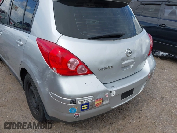 2009 Nissan Versa S z VIN 3N1BC13E39L368169, wystawiony jako IAAI lot #42465712 z przebiegiem 208 652 mil mil oraz . Historia ofert i sprzedaży dostępna na DreamBid. Obrazek 6.