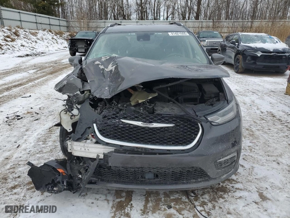 2021 Chrysler Pacifica Touring L with VIN 2C4RC1BG6MR520553, listed as a Copart auction lot 41421555 with 113,649 mi miles and Non Repairable. Bid and sale history available at carsss.com. Image 5.