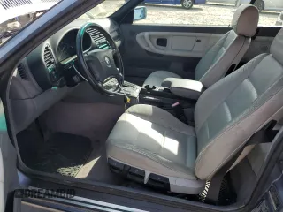 1999 BMW 3 Series 323i z VIN WBABJ8339XEM25396, wystawiony jako Copart lot #58027715 z przebiegiem 145 503 mil mil oraz Czysty tytuł • Clean title. Historia ofert i sprzedaży dostępna na DreamBid. Obrazek 7.