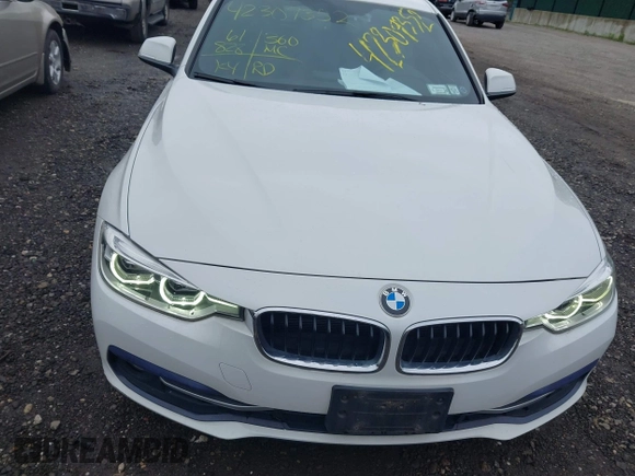 2018 BMW 3 Series 330i xDrive with VIN WBA8D9C52JEM32318, listed as a IAAI auction lot 42309352 with 61,828 mi miles and . Bid and sale history available at DreamBid. Image 6.