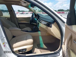2009 BMW 3 Series 328i xDrive z VIN WBAPK53509A513170, wystawiony jako IAAI lot #42378731 z przebiegiem 194 493 mil mil oraz . Historia ofert i sprzedaży dostępna na DreamBid. Obrazek 5.