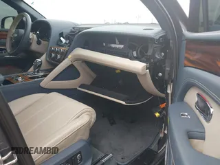 2021 Bentley Bentayga V8 z VIN SJAAM2ZV5MC038171, wystawiony jako IAAI lot #42057762 z przebiegiem 25 973 mil mil oraz . Historia ofert i sprzedaży dostępna na DreamBid. Obrazek 5.