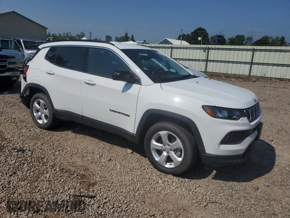 2022 Jeep Compass Latitude z VIN 3C4NJDBB7NT124382, wystawiony jako Copart lot #65059445 z przebiegiem 26 398 mil mil oraz Szkoda całkowita • Salvage title. Historia ofert i sprzedaży dostępna na DreamBid. Obrazek 4.