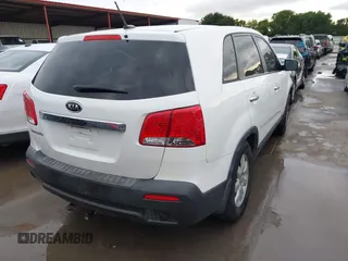2012 Kia Sorento LX z VIN 5XYKTCA68CG268717, wystawiony jako IAAI lot #42373058 z przebiegiem 171 790 mil mil oraz . Historia ofert i sprzedaży dostępna na DreamBid. Obrazek 4.