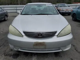 2005 Toyota Camry STD z VIN 4T1BE32K15U979470, wystawiony jako Copart lot #53519575 z przebiegiem 120 213 mil mil oraz Szkoda całkowita • Salvage title. Historia ofert i sprzedaży dostępna na DreamBid. Obrazek 5.