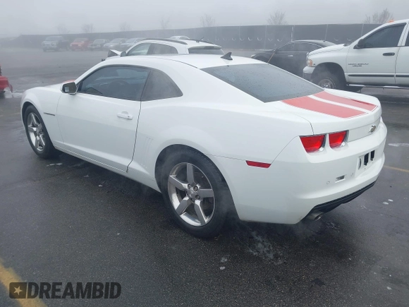 2011 Chevrolet Camaro 2LT z VIN 2G1FC1ED0B9197157, wystawiony jako IAAI lot #41485175 z przebiegiem 133 049 mil mil oraz . Historia ofert i sprzedaży dostępna na DreamBid. Obrazek 3.