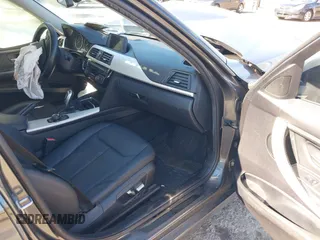 2016 BMW 3 Series 320i xDrive z VIN WBA8E5G59GNU21101, wystawiony jako IAAI lot #41933679 z przebiegiem Nie podano mil oraz . Historia ofert i sprzedaży dostępna na DreamBid. Obrazek 5.