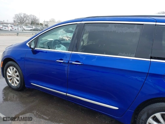 2018 Chrysler Pacifica Touring L with VIN 2C4RC1BG4JR315972, listed as a IAAI auction lot 41793601 with 89,853 mi miles. Bid and sale history available at carsss.com. Image 14.